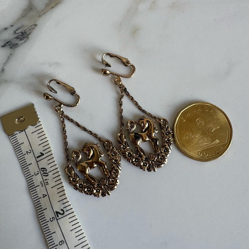 Vintage Avon 1994 Mystic Unicorn Floral Wreath Gold Clip Dangle Earrings Rare - Picture 8 of 9